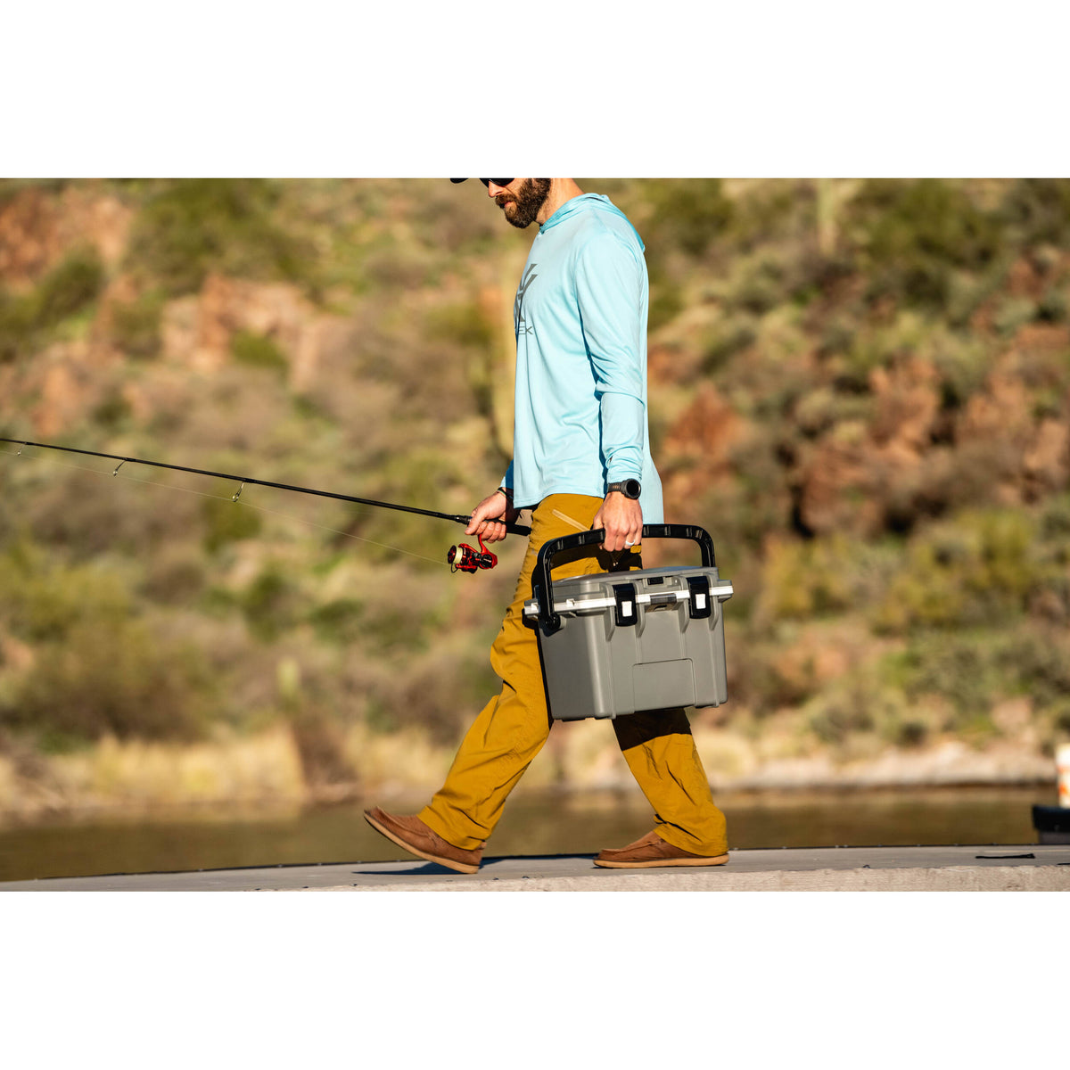 Estuche Rígido Pelican 14QT Personal Cooler (Midnight Azul / Blanco) - en uso
