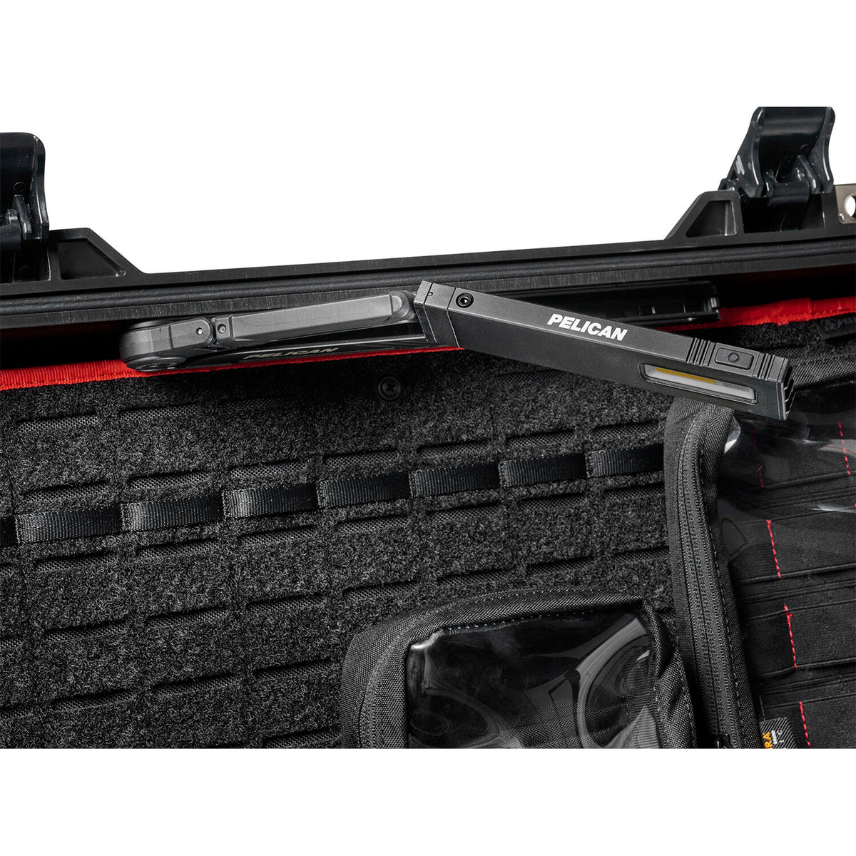Estuche Rígido Pelican 1510 Protector Studio con juego de divisores y organizador en la tapa (Negro) - en uso