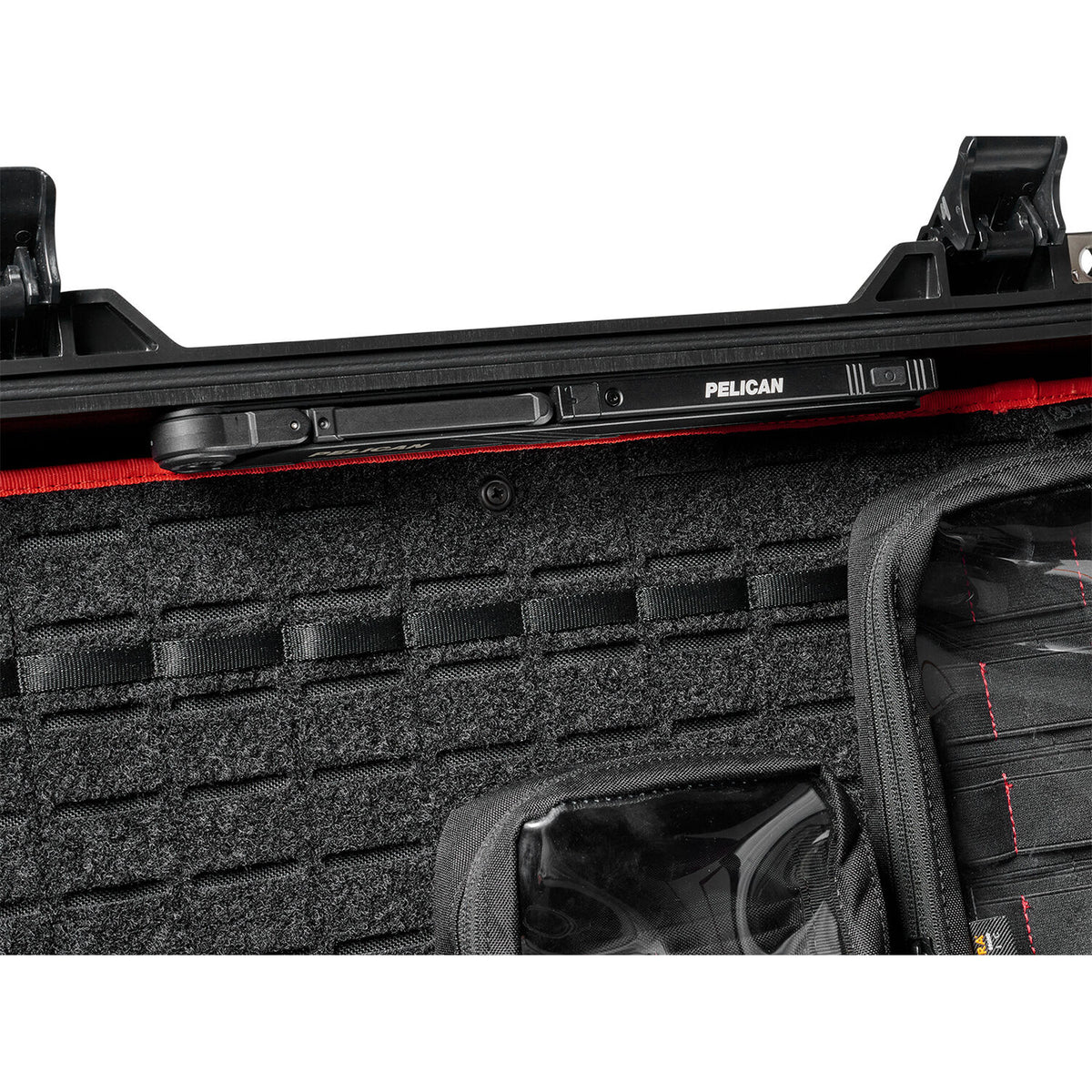 Estuche Rígido Pelican 1560 Protector Studio con juego de divisores y organizador en la tapa (Negro) - en uso