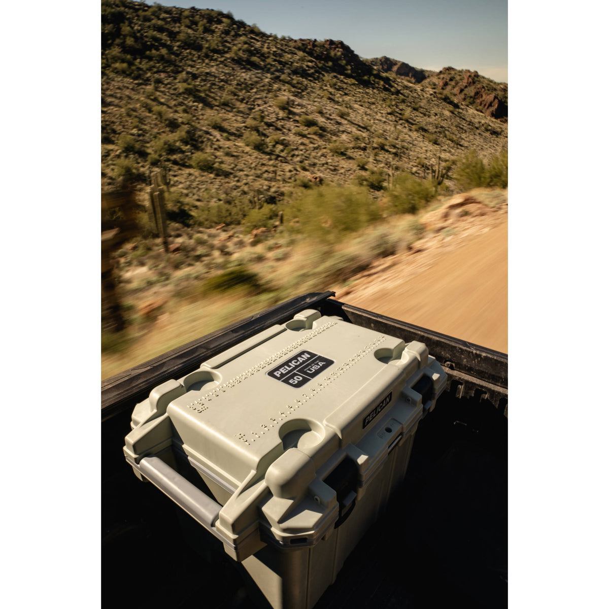 Estuche Rígido Pelican 50QT Elite Cooler (Cement Blanco) - puertos y conexiones
