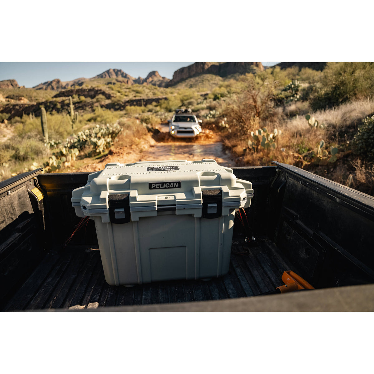 Estuche Rígido Pelican 50QT Elite Cooler (Cement Blanco) - detalle