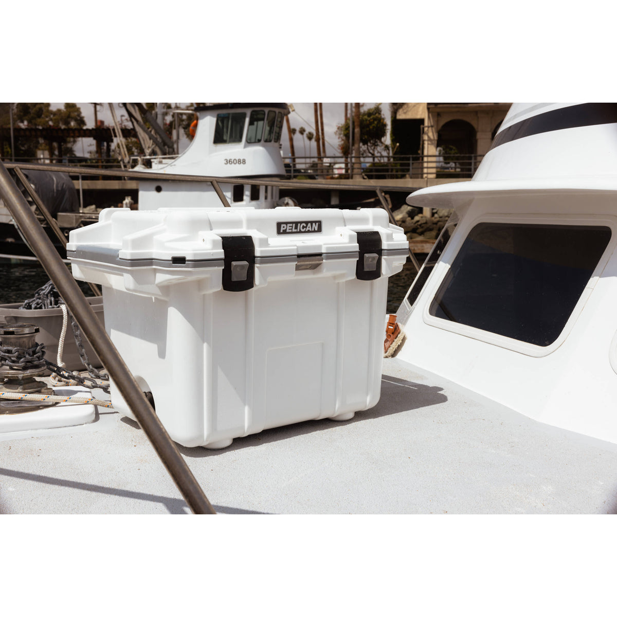 Estuche Rígido Pelican 50QT Elite Cooler (Cement Blanco) - en uso
