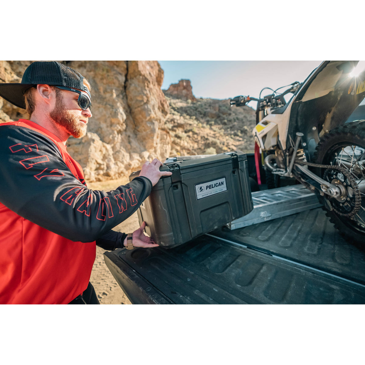 Estuche Rígido Pelican TX80 Adventure (OD Verde, 55.2L) - en uso