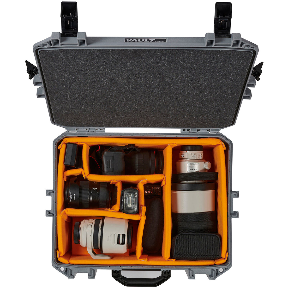 Estuche Rígido Pelican Vault 550 con divisores acolchados (Gris, 37L) - en uso