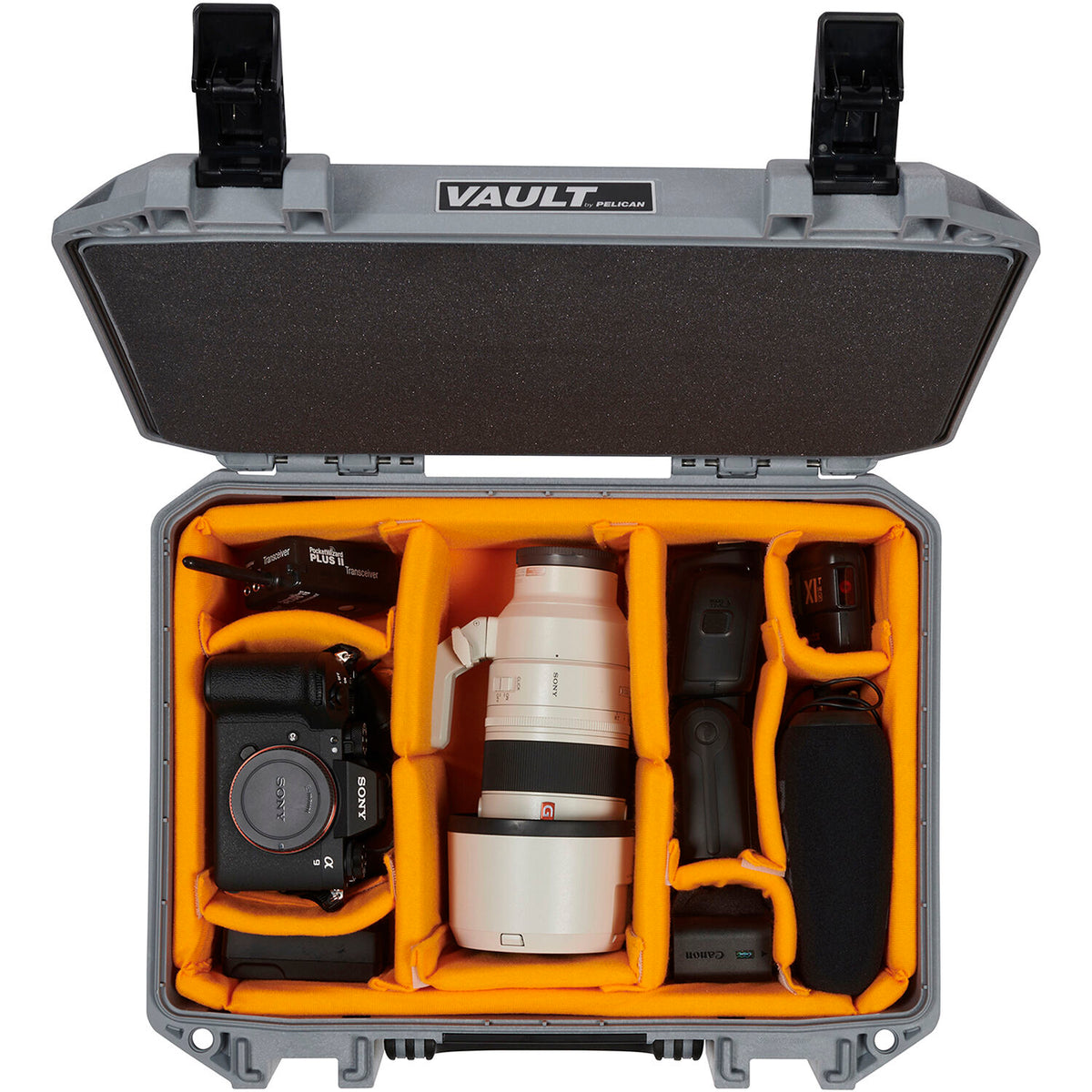 Estuche Rígido Pelican Vault V300 con divisores acolchados (Gris, 18.7L) - en uso