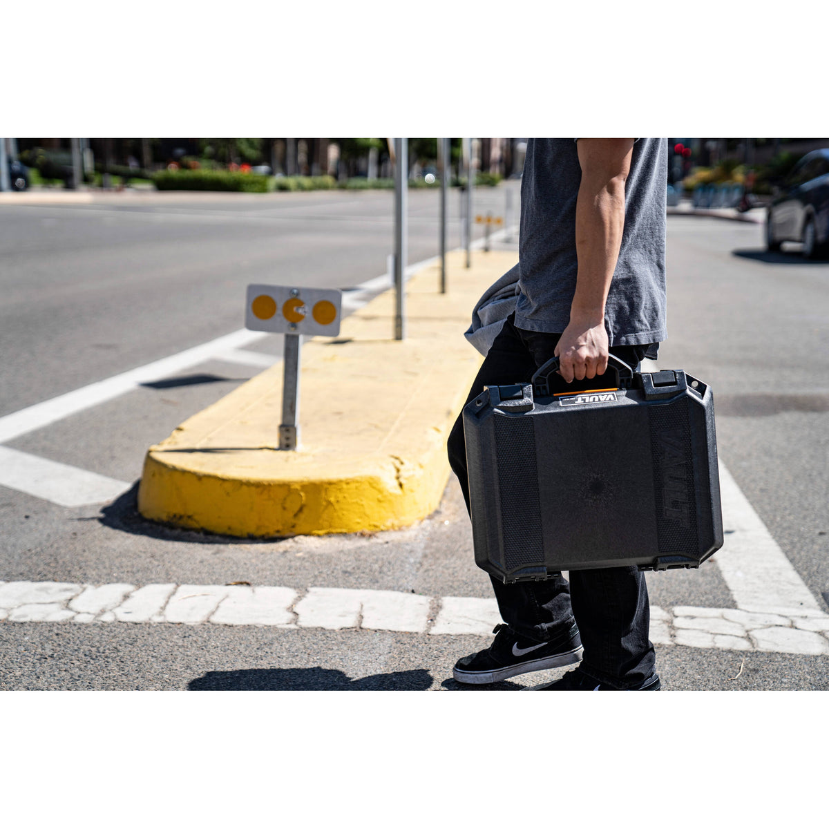 Estuche Rígido Pelican Vault V300 con espuma (Negro, 18.7L) (sin interior) - contenido de la caja