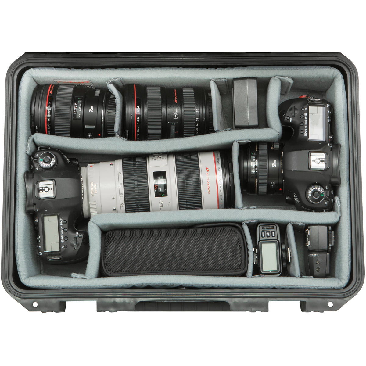 Estuche Rígido SKB iSeries 1711-6 con Think Tank Photo divisores y tapa con espuma (Negro) - en uso