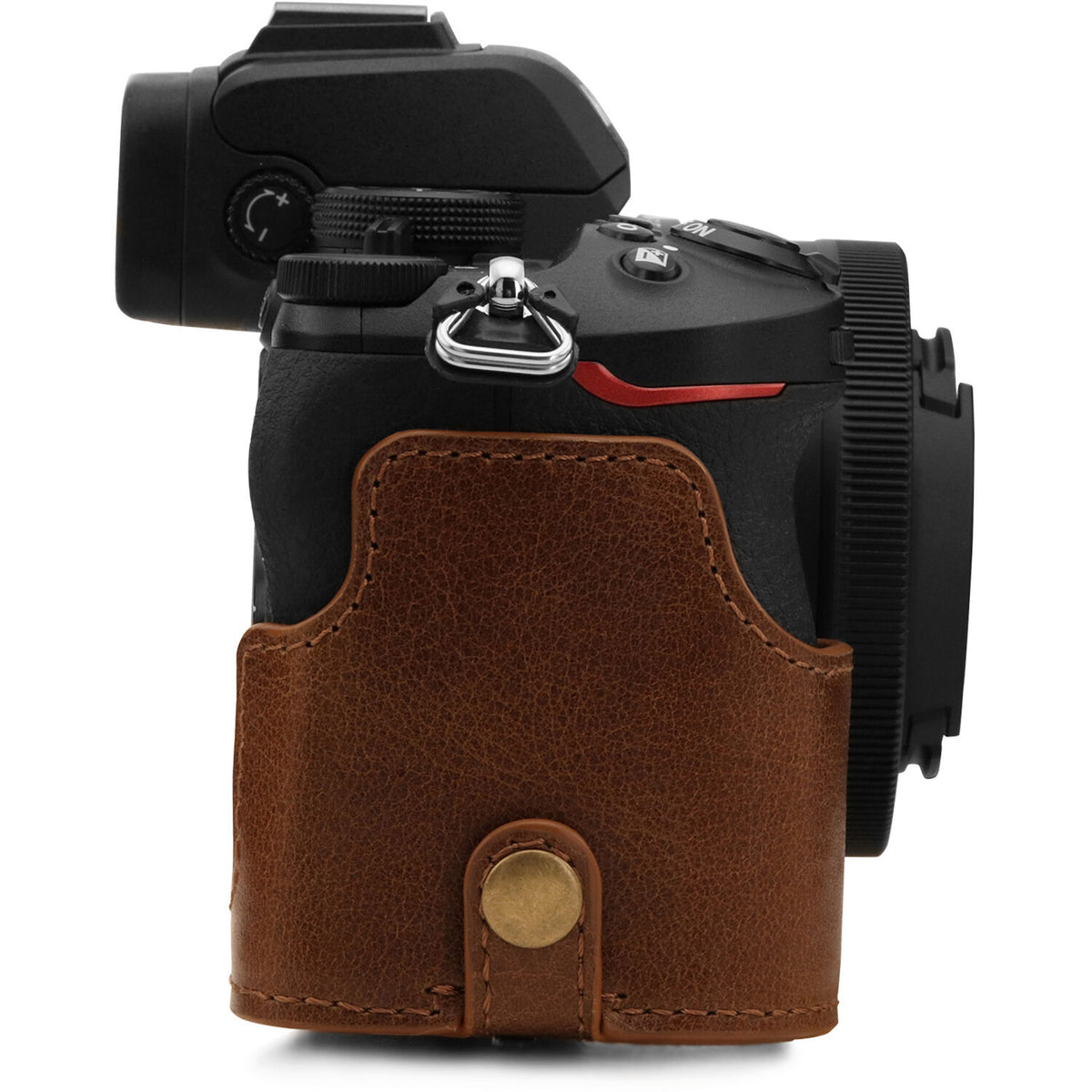 Funda a medida MegaGear Ever Ready Top Grain Leather para Nikon Z 50 con 16-50mm Lens (Brown) - en uso