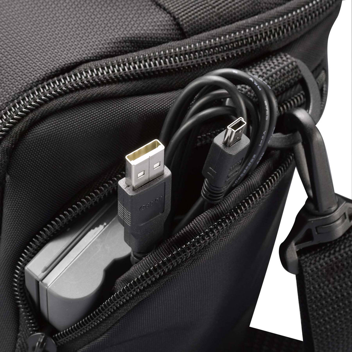 Holster Case Logic DCB-306 SLR (Negro) - en uso