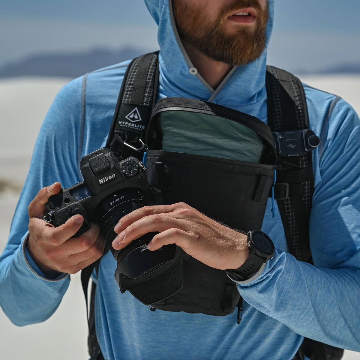 Holster Hyperlite Mountain Gear Pod (Negro, Grande) - en uso