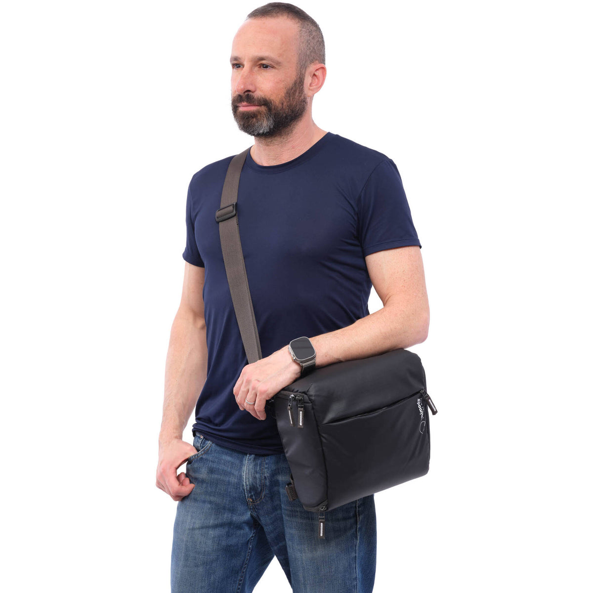 Holster Shimoda Designs Top Loader (Negro, Mediano) - en uso