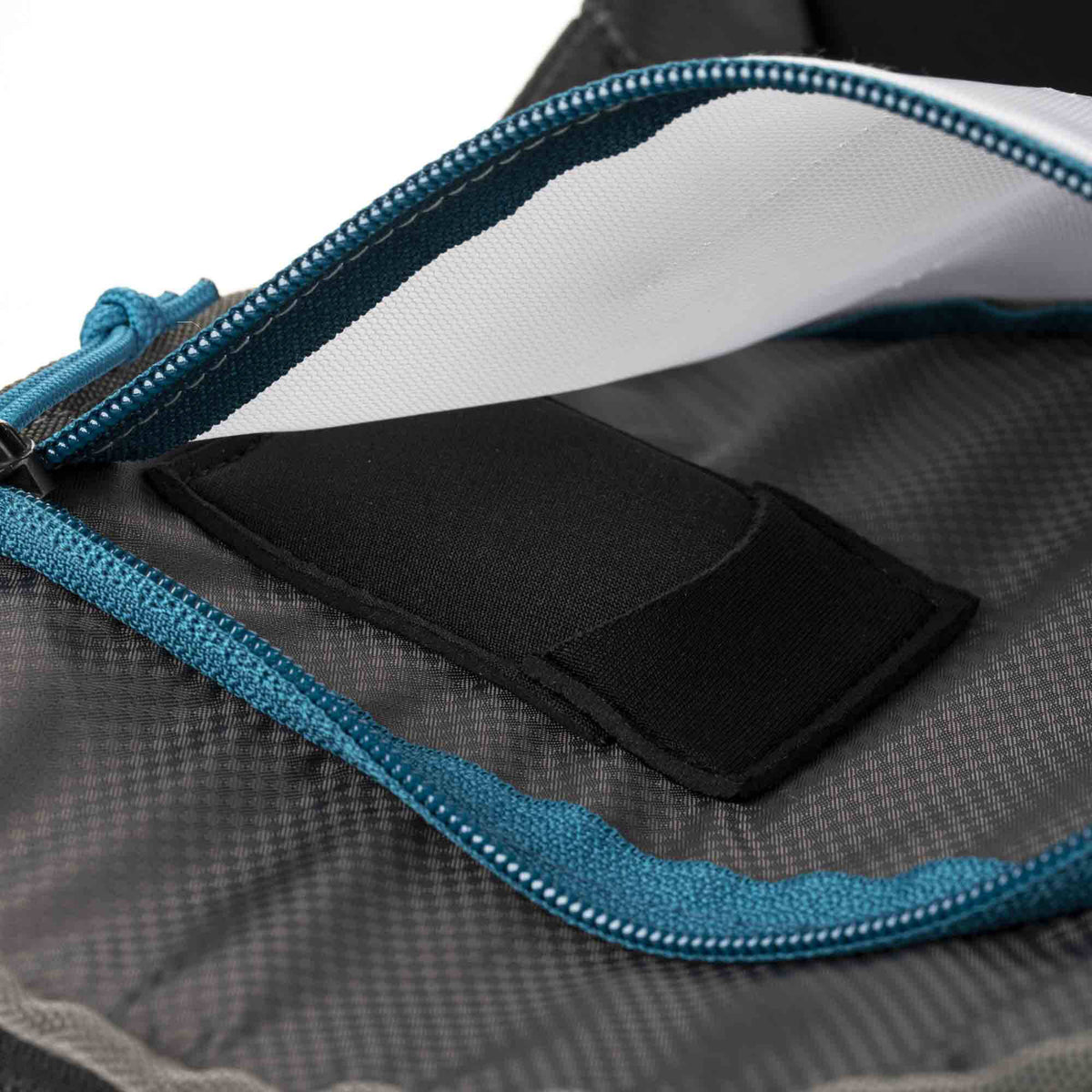 Holster Tenba Axis V2 Top-Loading Bag (Negro, 4L) - en uso