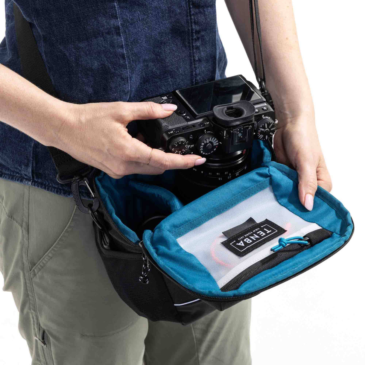 Holster Tenba Skyline V2 Top Load 8 Bag (Gris) - contenido de la caja