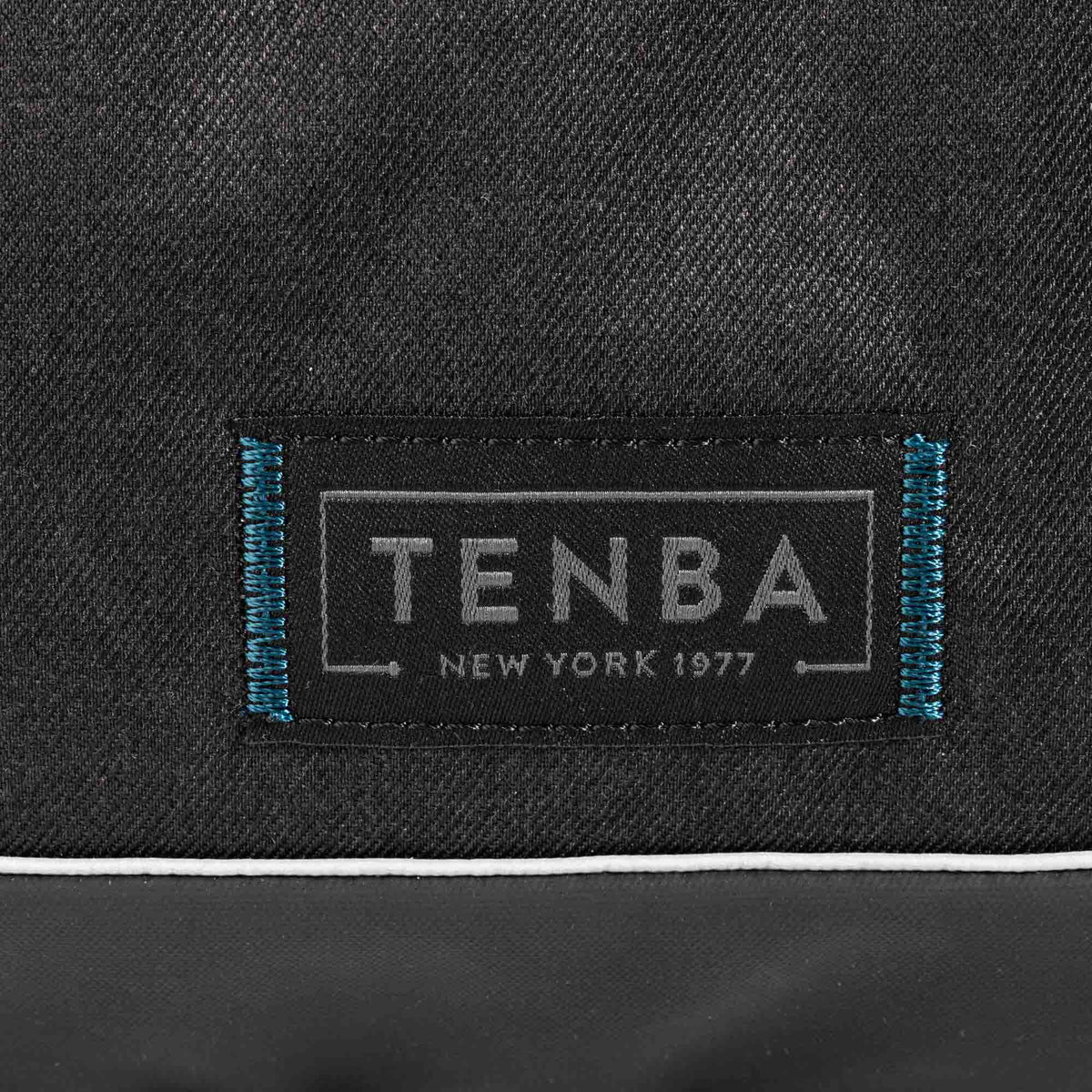 Holster Tenba Skyline V2 Top Load 8 Bag (Gris) - en uso