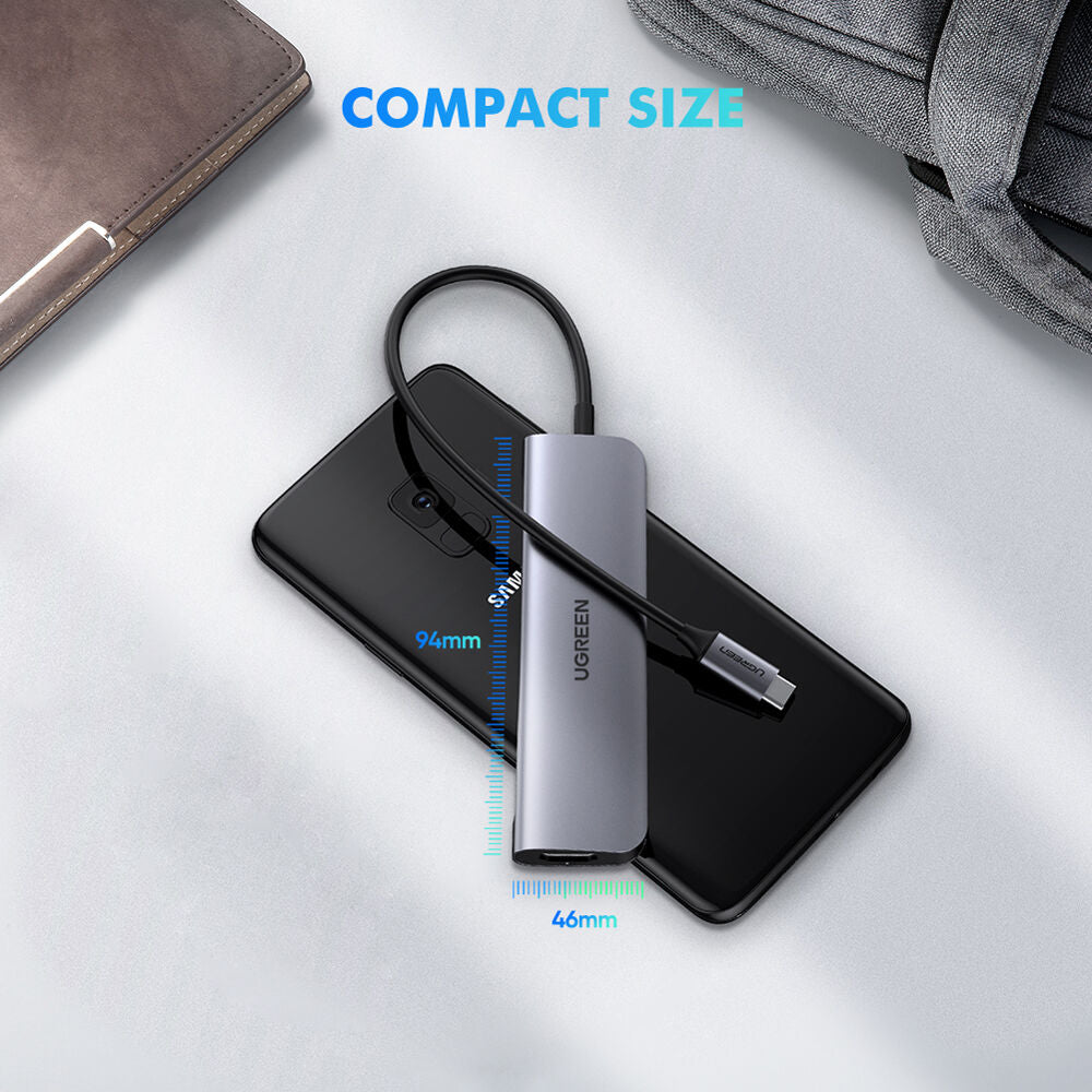 Hub USB UGREEN USB-C a HDMI con 3 Puertos USB-A y Carga 100W - en uso
