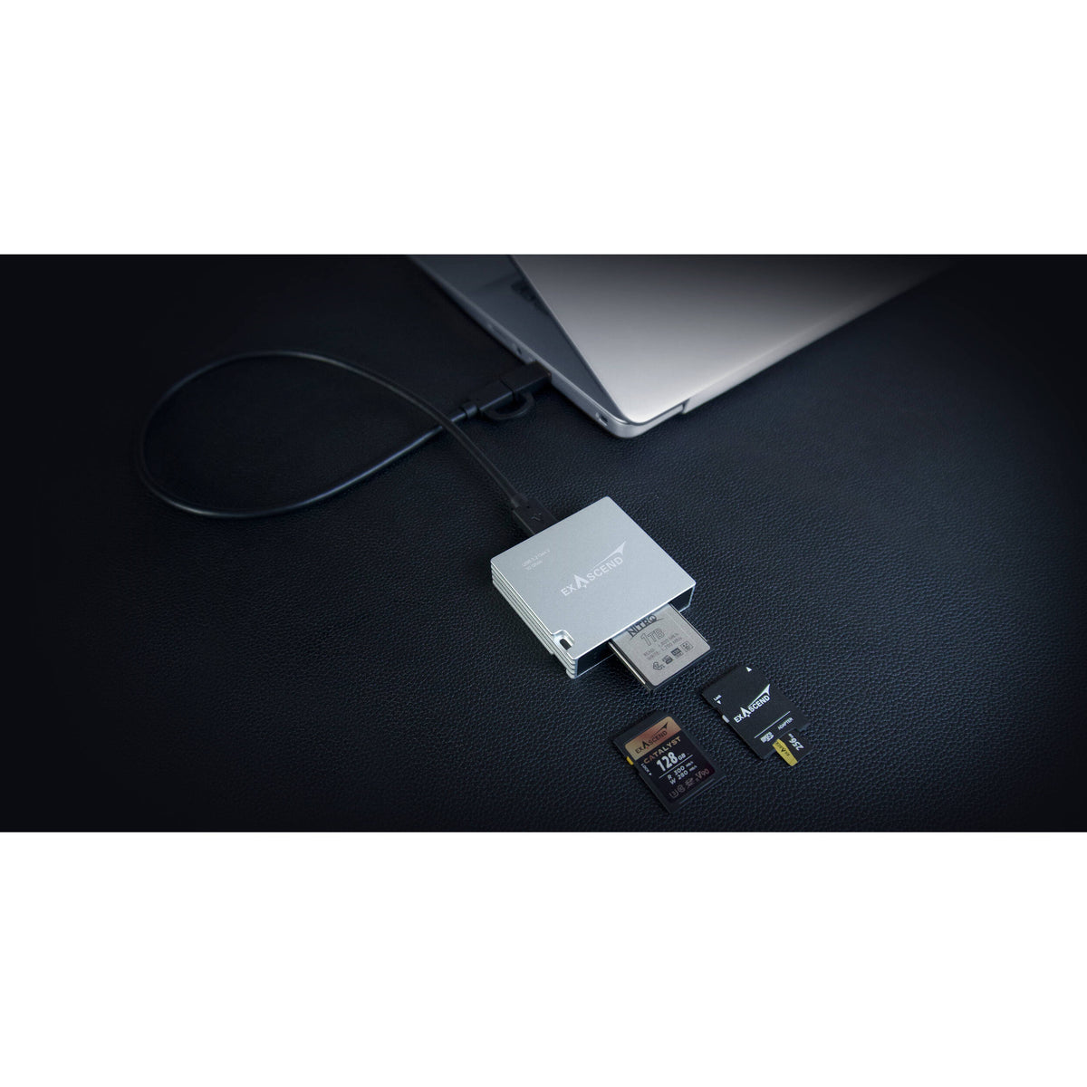 Lector de Tarjetas Exascend Essential 4-in-1 Multi-ranuras - puertos y conexiones