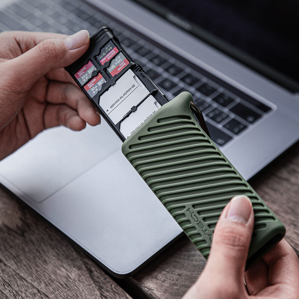 Lector de Tarjetas PGYTECH CreateMate High-Speed Case (Moss Verde) - en uso