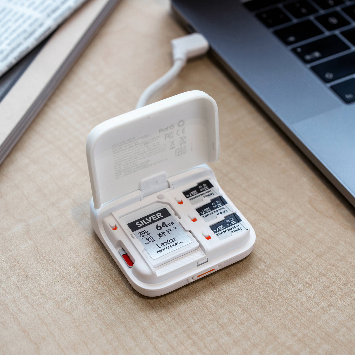 Lector de Tarjetas PGYTECH CreateMate High-Speed Mini Case (Ivory Blanco) - vista lateral