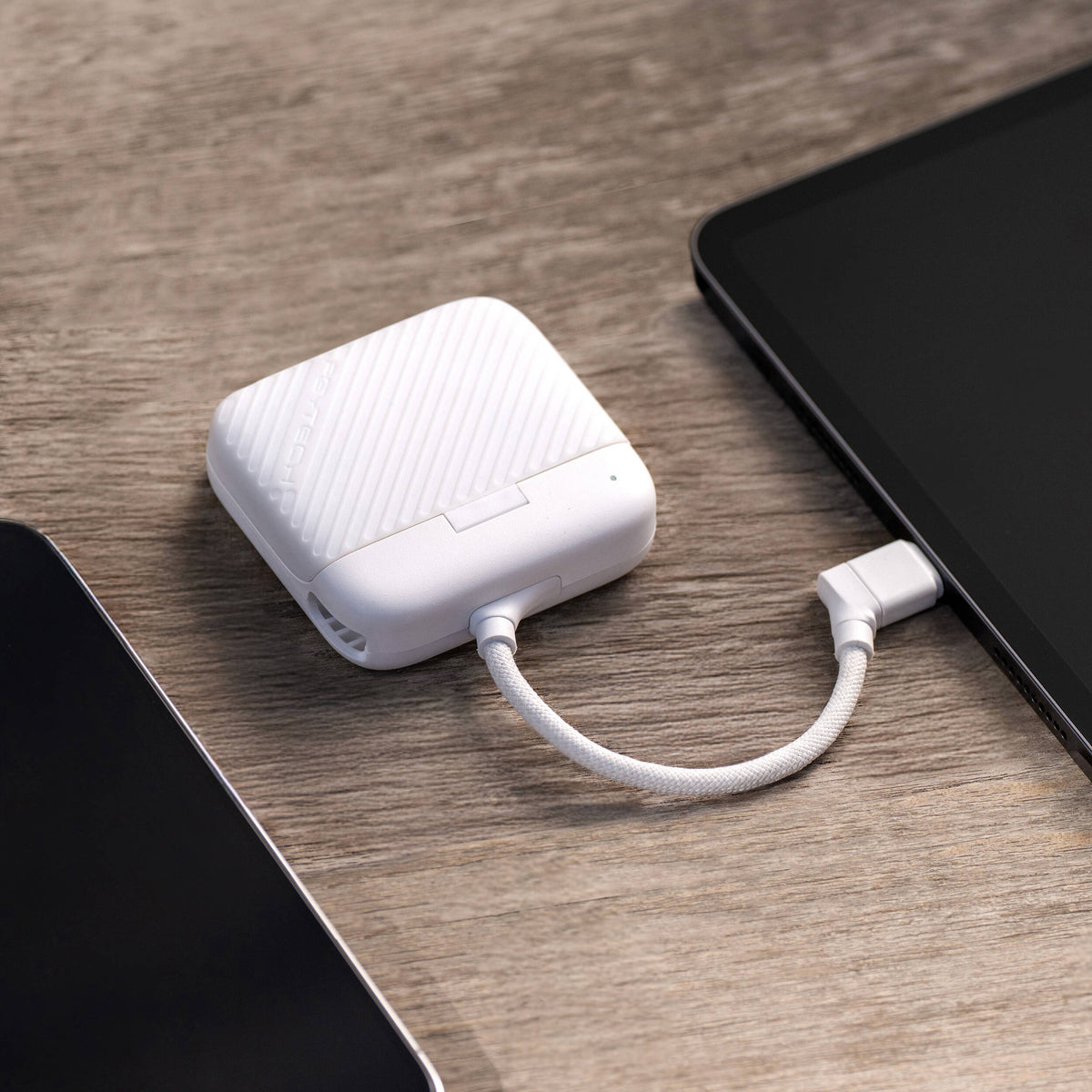 Lector de Tarjetas PGYTECH CreateMate High-Speed Mini Case (Ivory Blanco) - puertos y conexiones