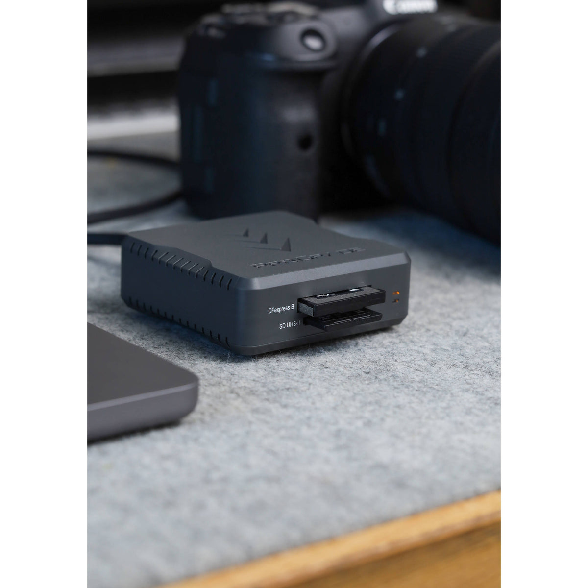 Lector de Tarjetas ProGrade Digital CFexpress Type B & UHS-II SDXC Dual-ranuras USB4 - vista frontal