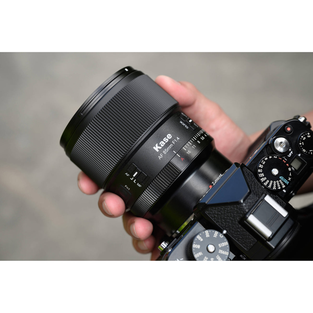 Lente Kase 85mm f/1.4 AF - contenido de la caja