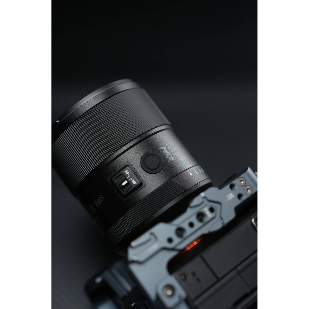 Lente Meike 24mm f/1.4 AF - vista frontal