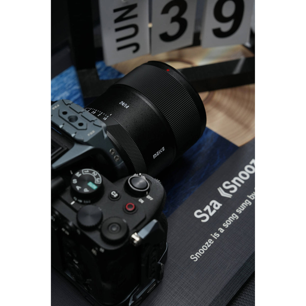 Lente Meike 24mm f/1.4 AF - contenido de la caja