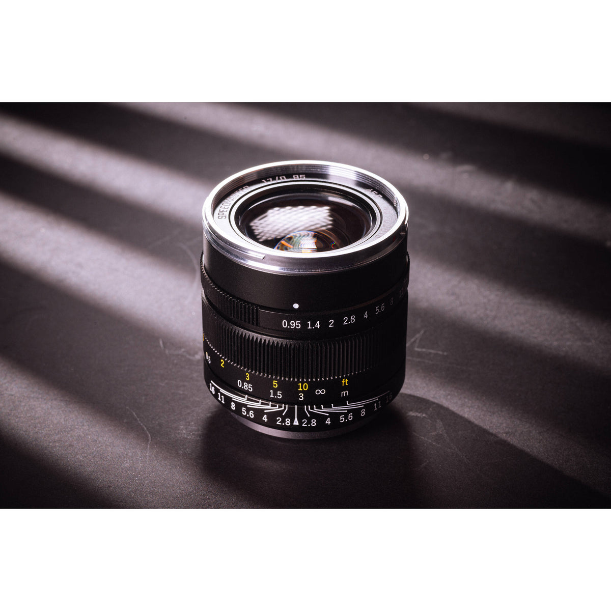 Lente Mitakon Zhongyi Speedmaster 17mm f/0.95 (Negro) - vista frontal