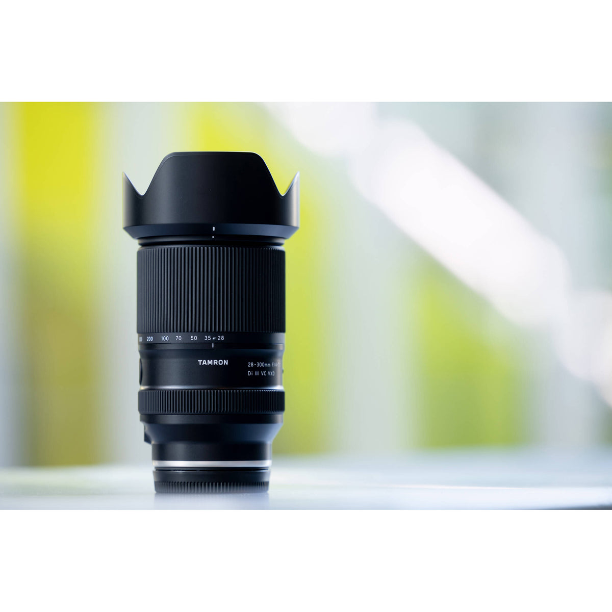 Lente Tamron 28-300mm f/4-7.1 Di III VC VXD - contenido de la caja
