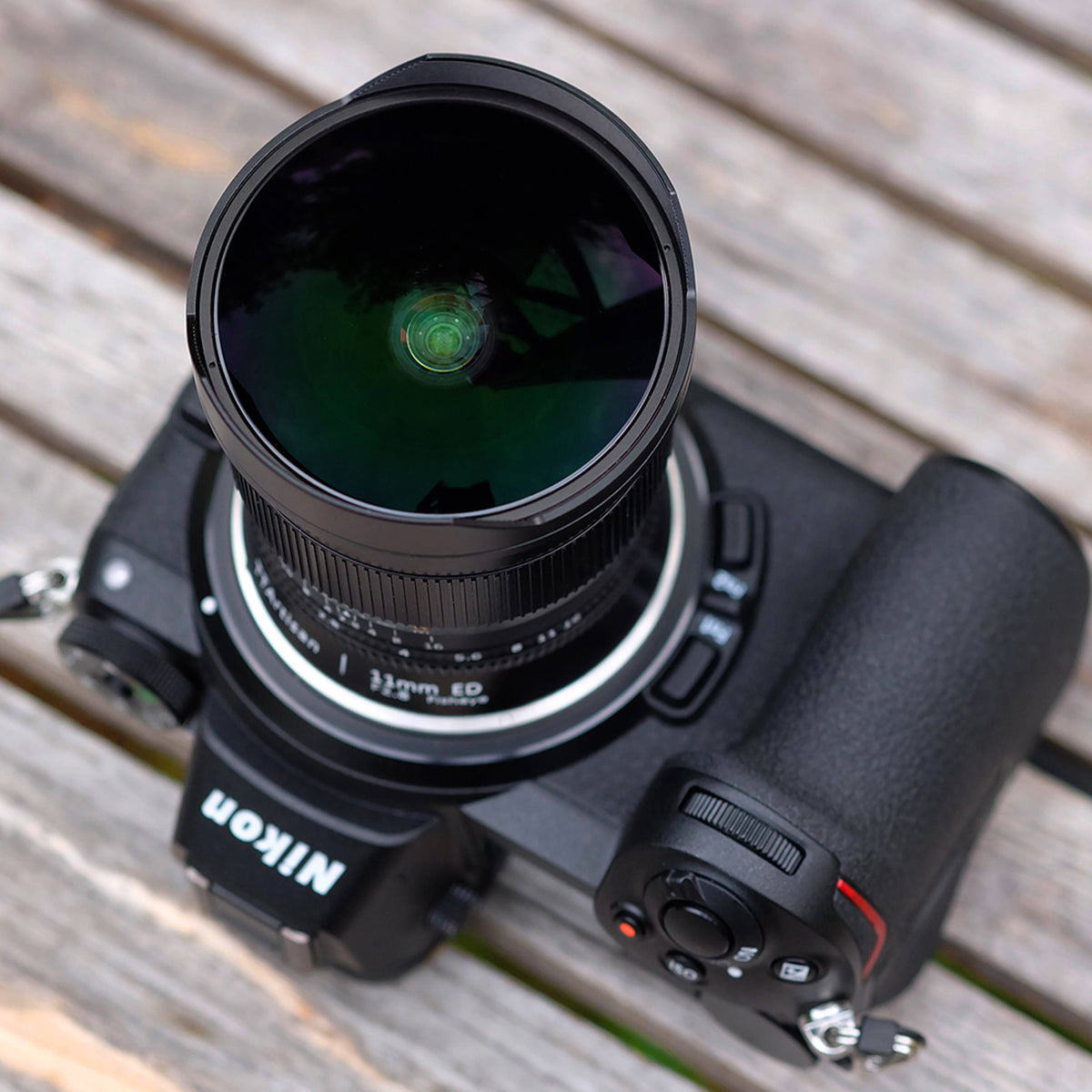 Lente TTArtisan 11mm f/2.8 (Negro) - vista lateral