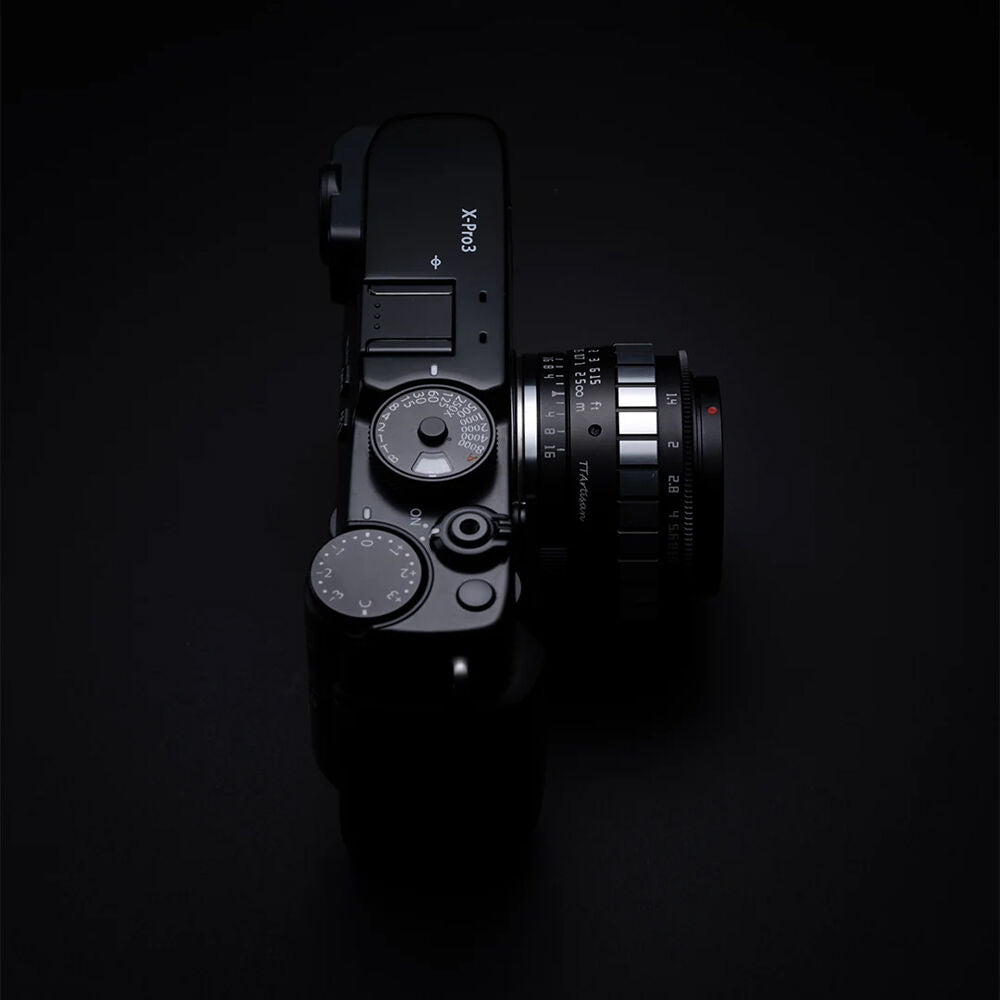 Lente TTArtisan 23mm f/1.4 (Negro & Plateado) - en uso