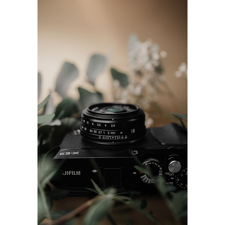 Lente Voigtlander 18mm f/2.8 Color-Skopar (Negro) - vista frontal