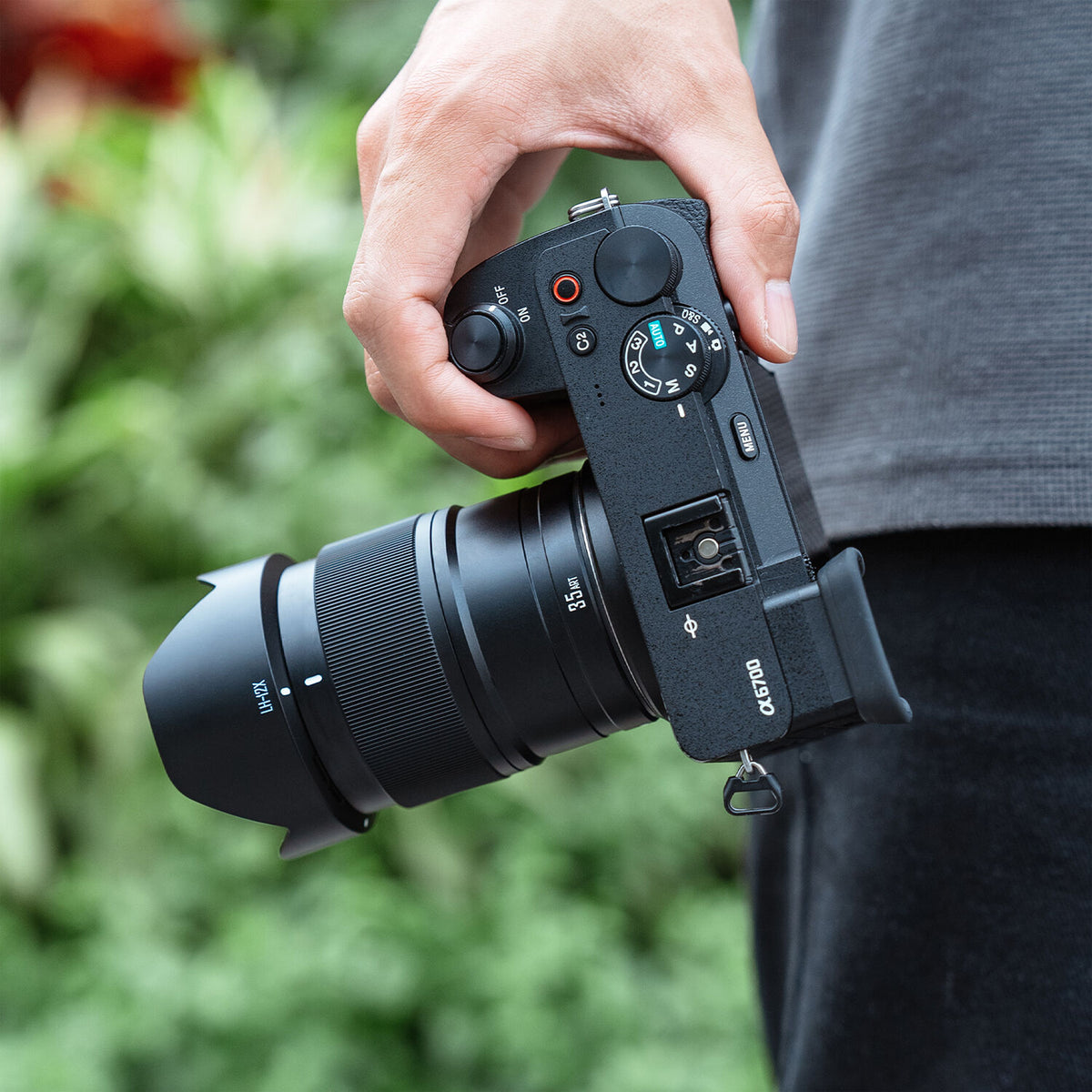 Lente Yongnuo YN 35mm f/1.8S DA ART (Negro) - en uso