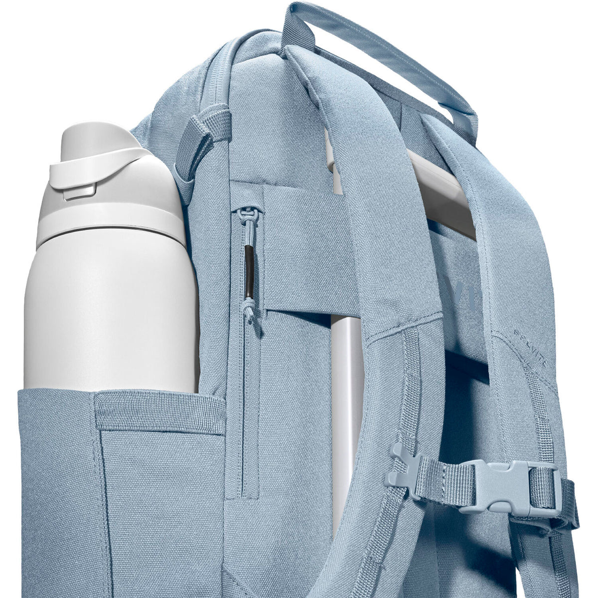Mochila Brevite The Jumper 2026 Edición (Niagara Mist, 18L) - puertos y conexiones