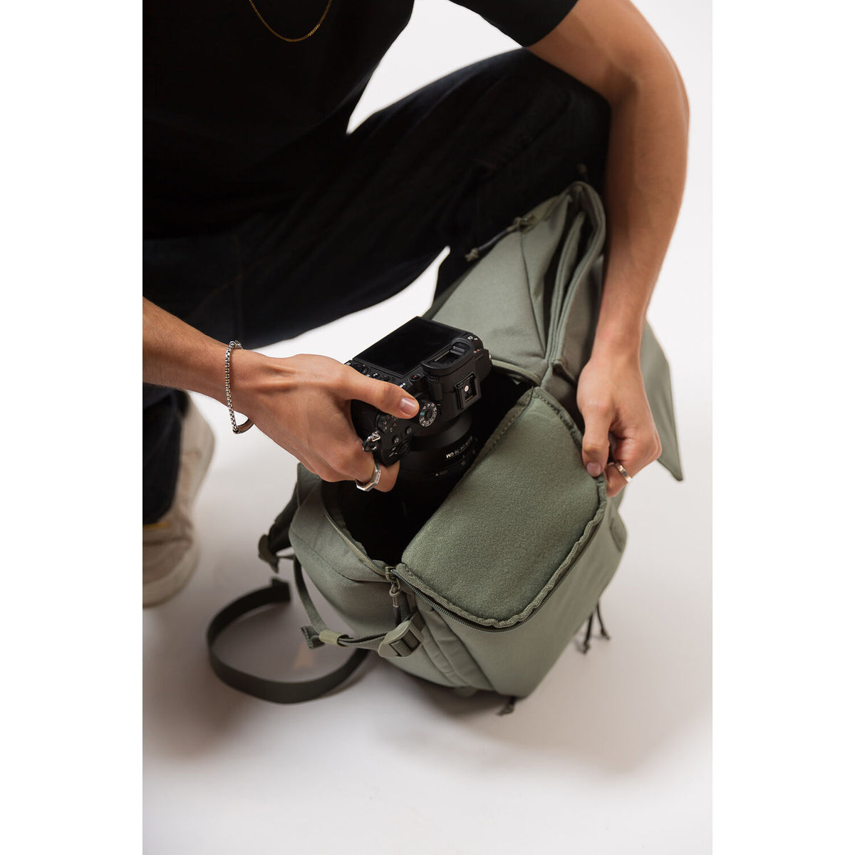 Mochila Brevite The Runner (Navy Azul, 18L) - en uso