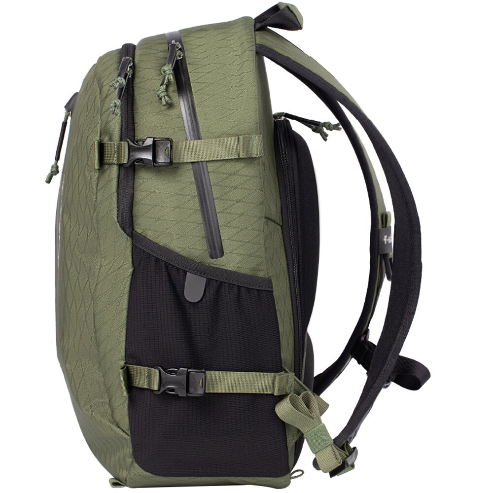 Mochila f-stop Guru 4 AIR Pack para Male Torsos con Mediano ICU (Cypress Verde) - en uso