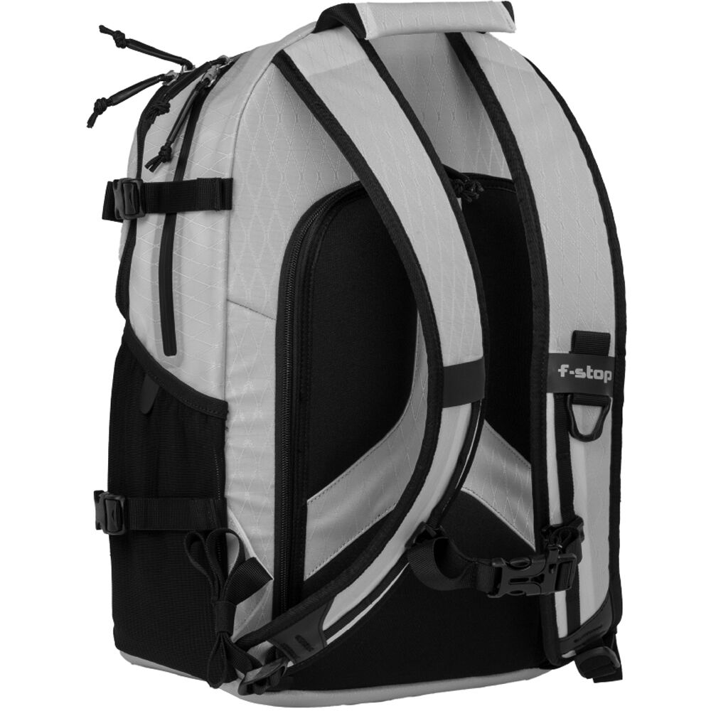 Mochila f-stop Guru AIR para Female Torsos (Arctic Blanco) - en uso