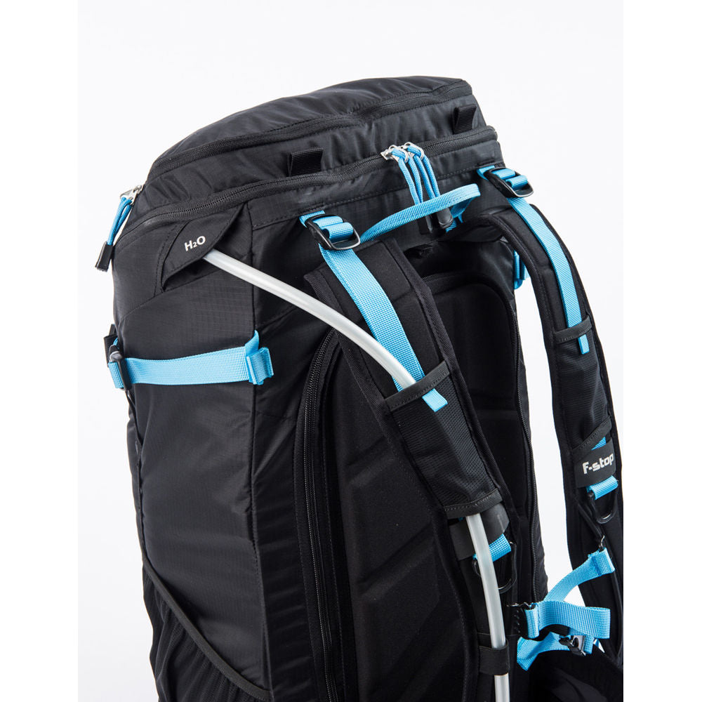 Mochila f-stop Loka UL (Negro/Azul, 37L) - puertos y conexiones