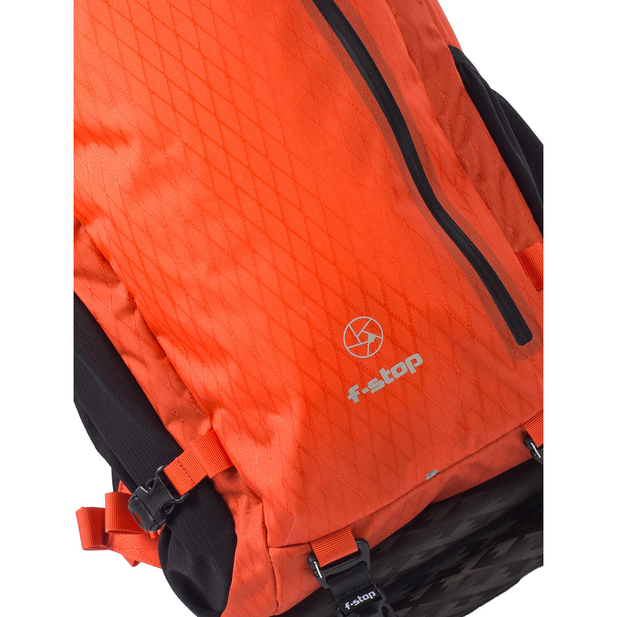 Mochila f-stop Rju Air (Rojo Magma, 18L) - en uso
