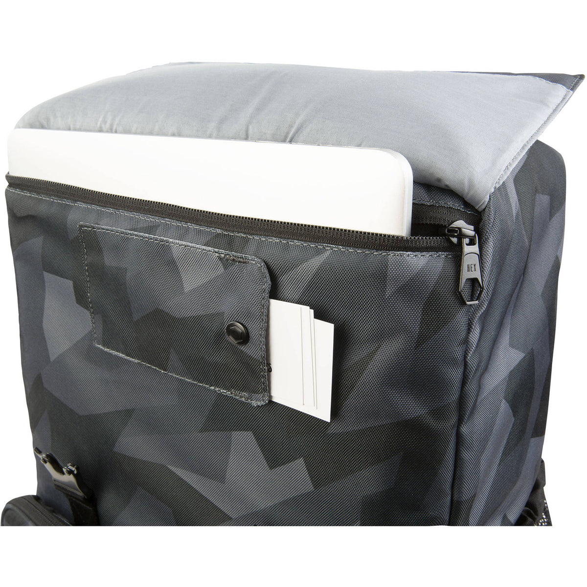 Mochila Hex Cinema (Glacier Camo) - en uso
