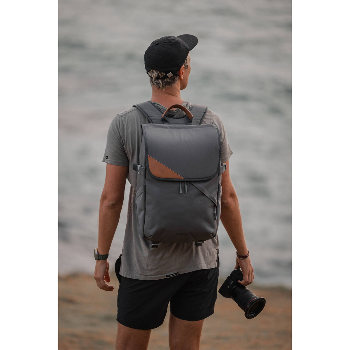 Mochila Holdland Original (Graphite, 28L) - detalle