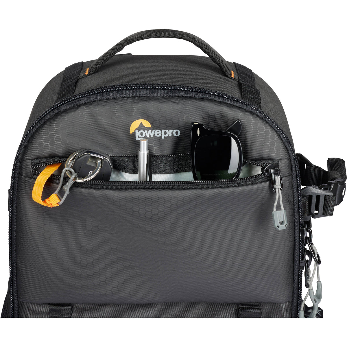 Mochila Lowepro Adventura BP 300 III (Negro) - puertos y conexiones