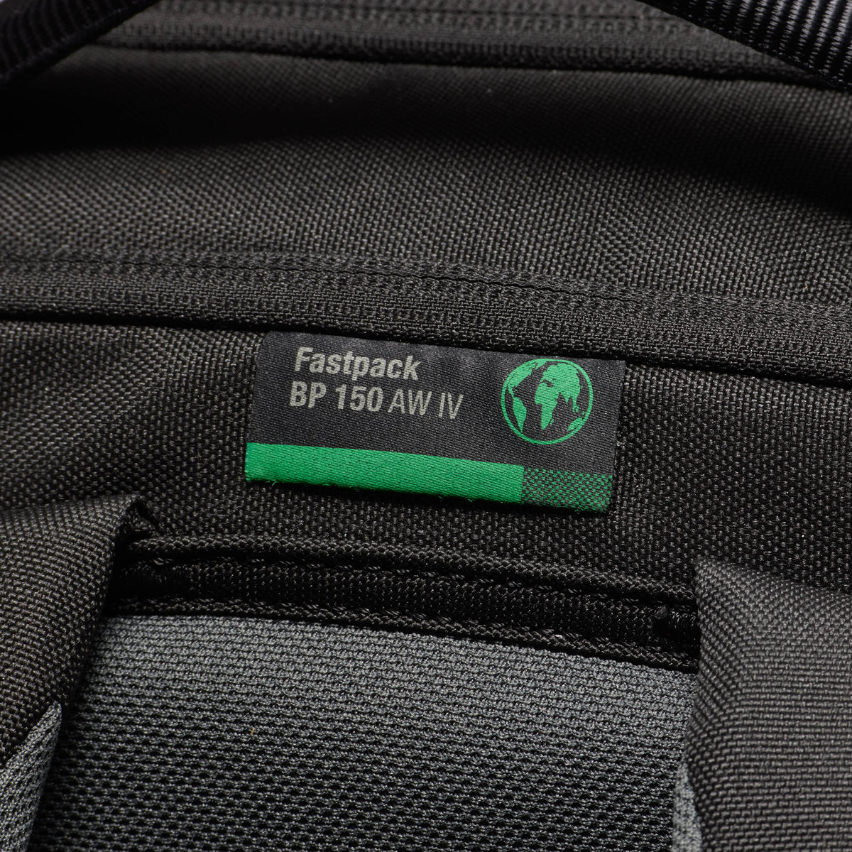 Mochila Lowepro FastPack BP 150 AW IV (16L, Negro) - en uso