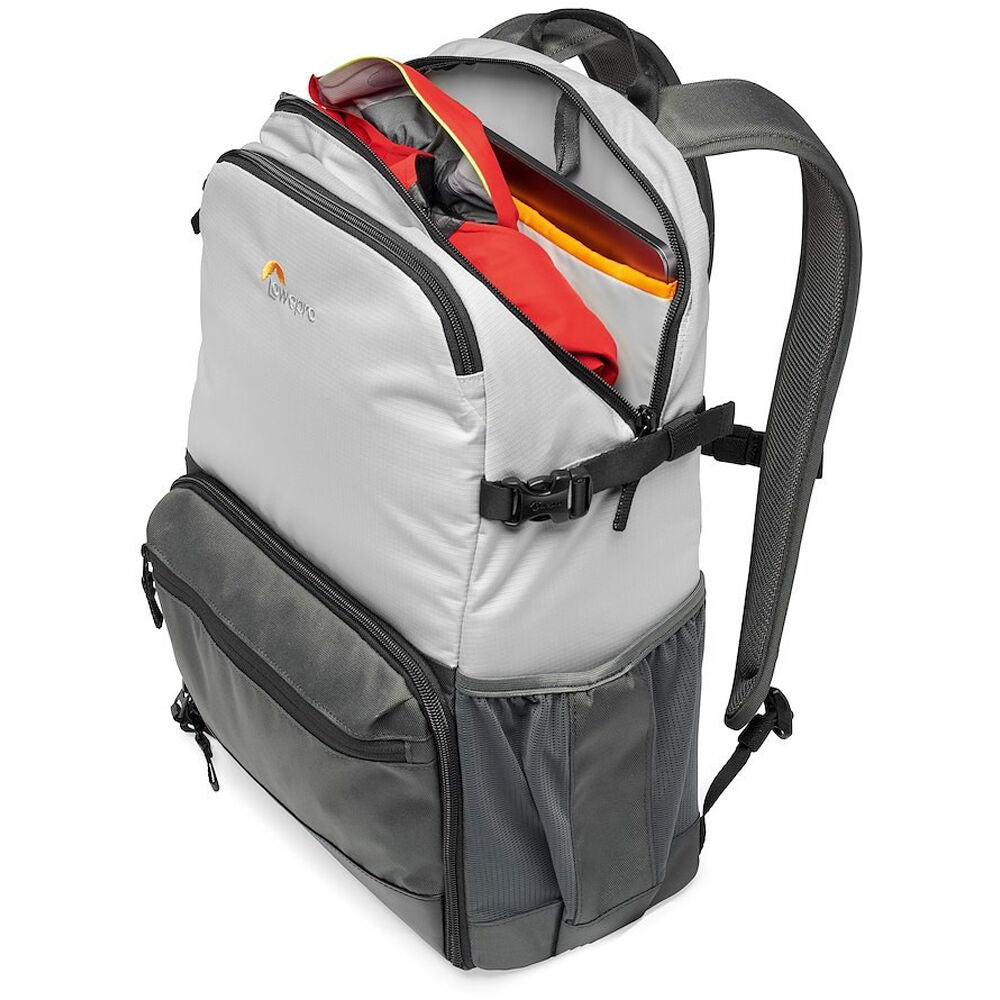 Mochila Lowepro Truckee BP 250 LX (Gris, 18L) - en uso