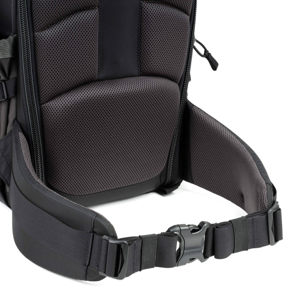 Mochila MindShift Gear Backlight (Slate Negro, 18L) - en uso