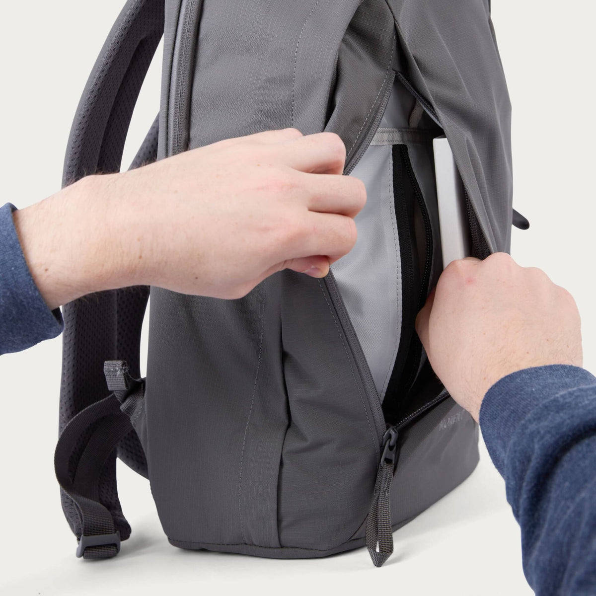 Mochila Moment Everything (Negro, 21L) - en uso