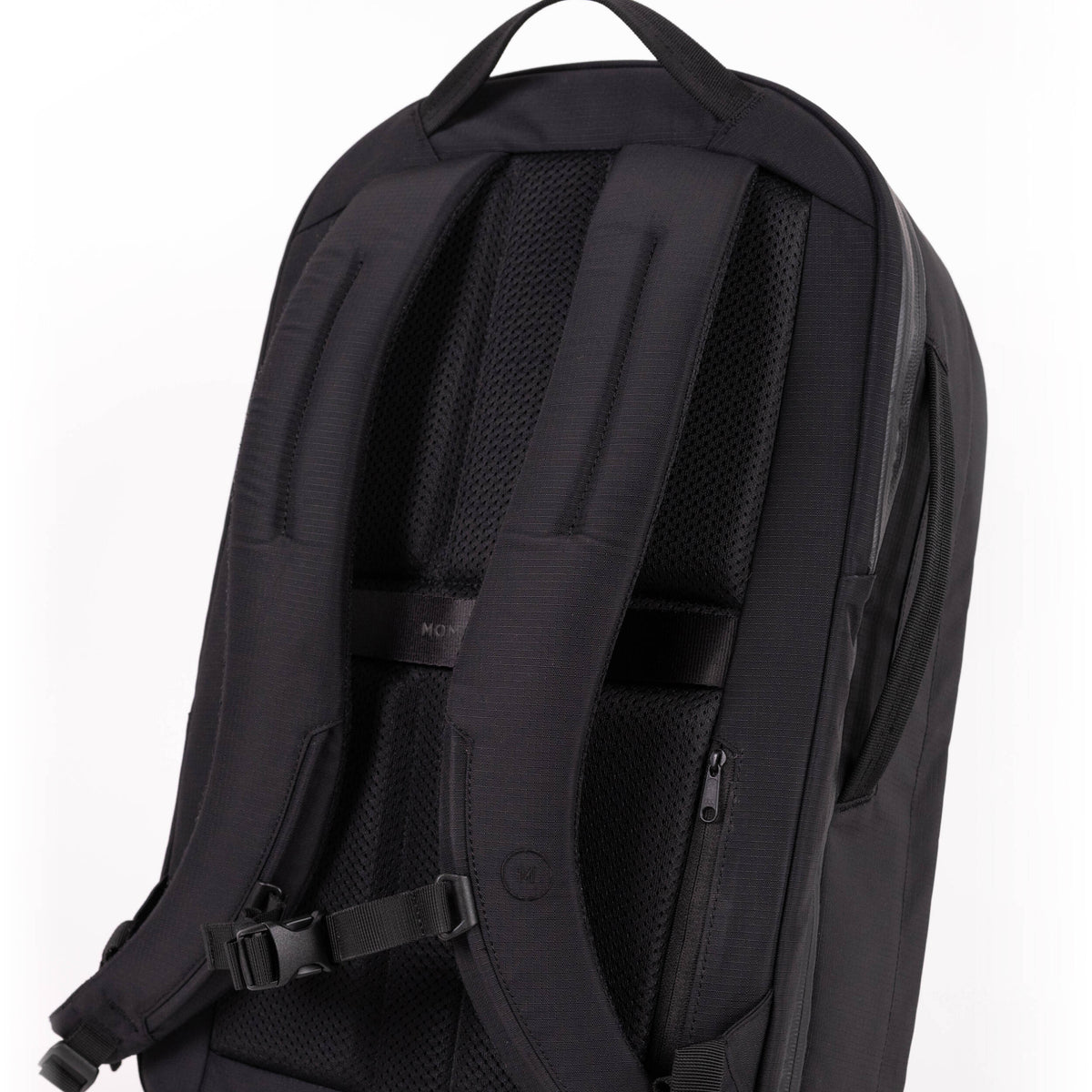 Mochila Moment Everything (Negro, 28L) - puertos y conexiones