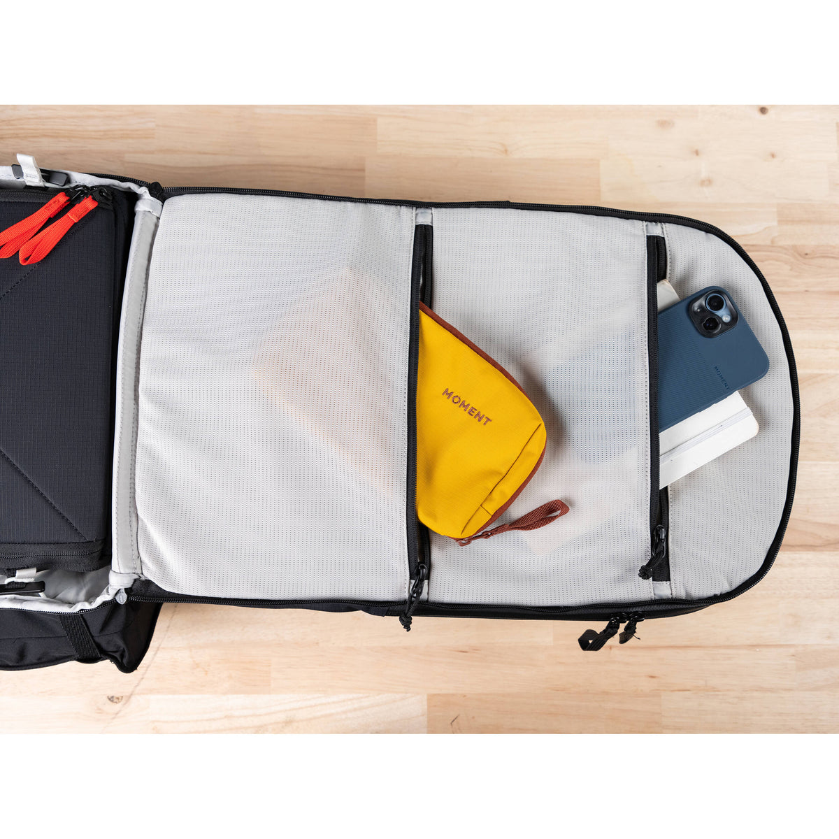 Mochila Moment Everything (Negro, 28L) - contenido de la caja