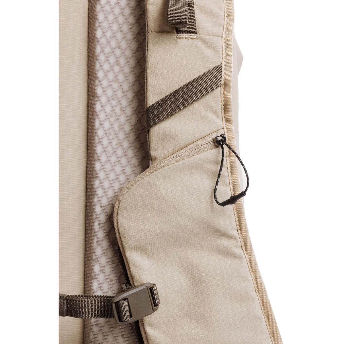 Mochila Moment Sequence (Desert, 23L) - detalle