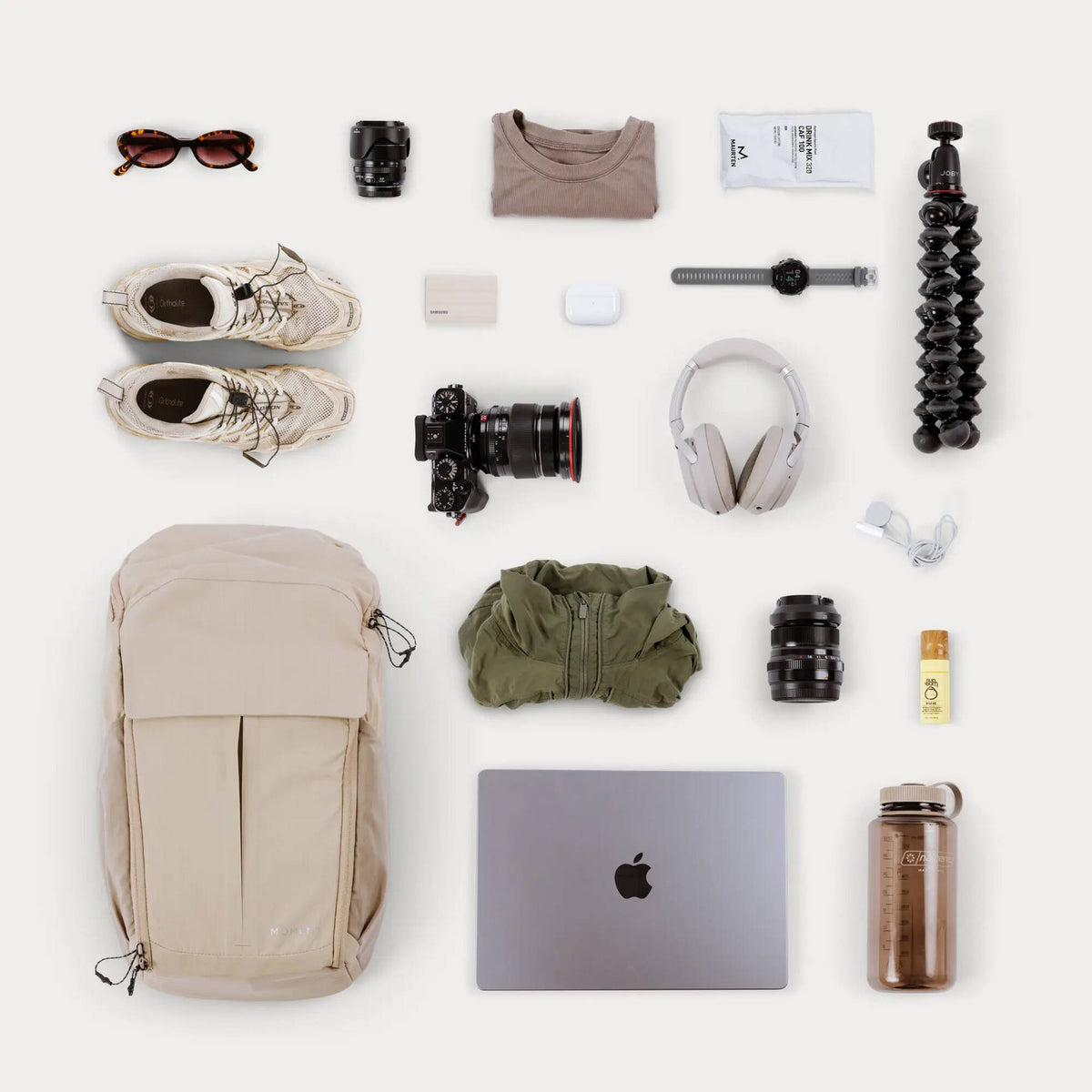 Mochila Moment Sequence (Desert, 23L) - contenido de la caja